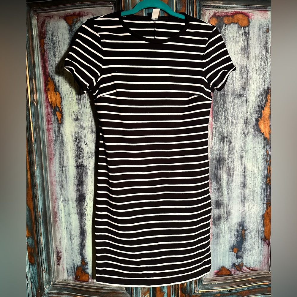 Old Navy, black and white striped fitted dress. Size med